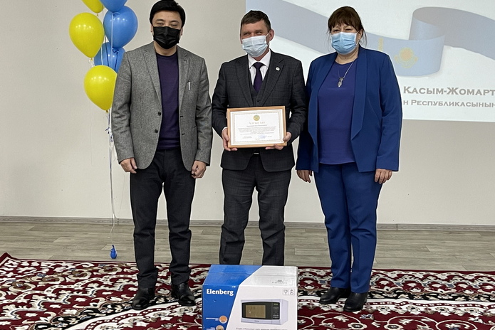Устькаменогорцы были награждены за вклад в изучение казахского языка